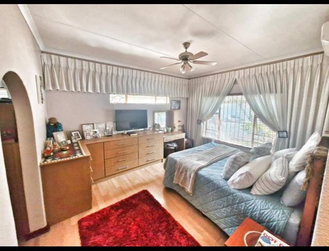 6 BEDROOM FREESTANDING FOR SALE IN MULBARTON